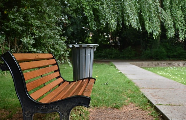 bench-1421858_640
